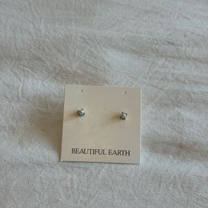 NWT Beautiful Earth pearl earrings